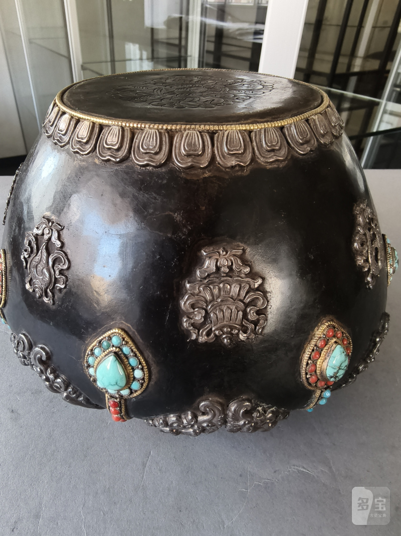 A PARCEL-GILT SILVER AND SEMI-PRECIOUS STONE INLAID METAL BOWL - 图7